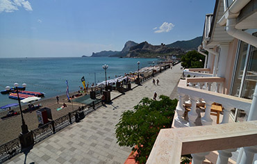 Вид с балкона гостиницы «Аквамарин»